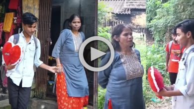 রানু আন্টিকে লাভ শেপ টেডি দিয়ে প্রোপজ করল ফক্কর ছেলেটা, তারপর যা হল... Viral Video